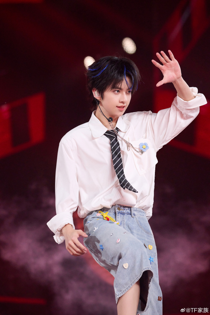 【#TF四代见面会舞台图# 你最喜欢谁的舞台造型？】发布见面会《FUN肆·P2K