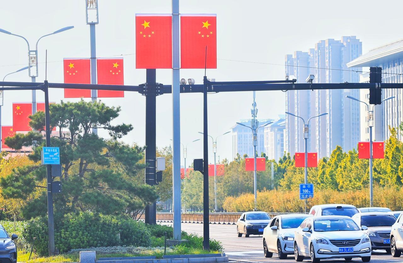 【喜庆祥和迎佳节】国庆中秋假期前夕，开封城市主干道、小区内、商户门口等装扮一新，
