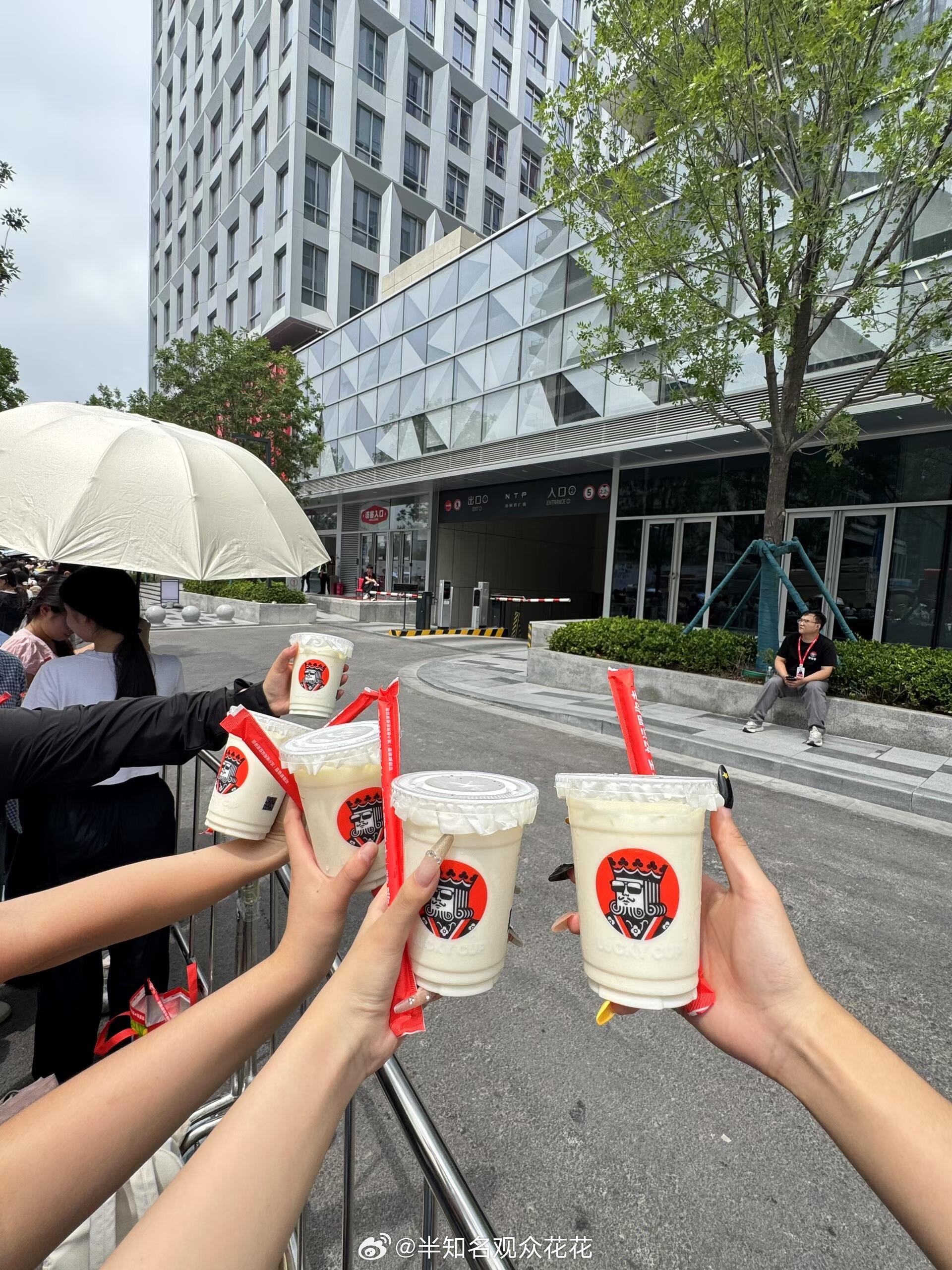 凯子哥请粉丝喝咖啡奶茶的样子真帅王俊凯给粉丝送咖啡王俊凯给粉丝送咖啡奶茶 ​ ​