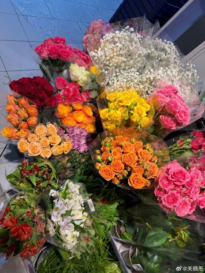 关晓彤小小仪式感关晓彤逛超市买鲜花下厨关晓彤逛超市买鲜花下厨 ​​​