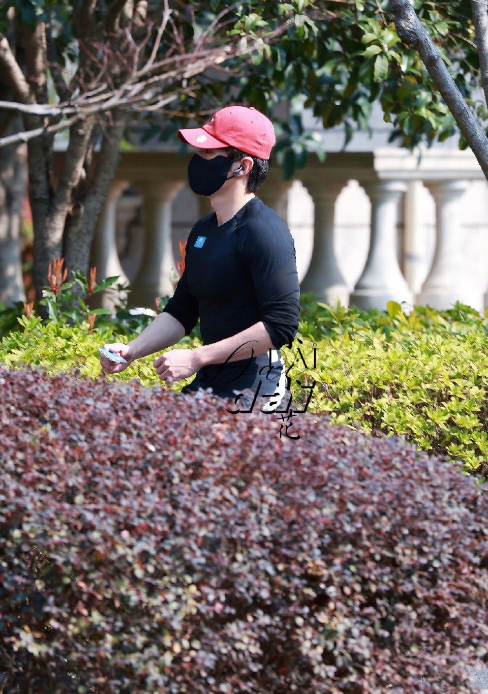 代旭晨跑完被锁家门外风华合伙人 谁能想到荧幕上的总裁，现实中会被锁在门外。代旭那