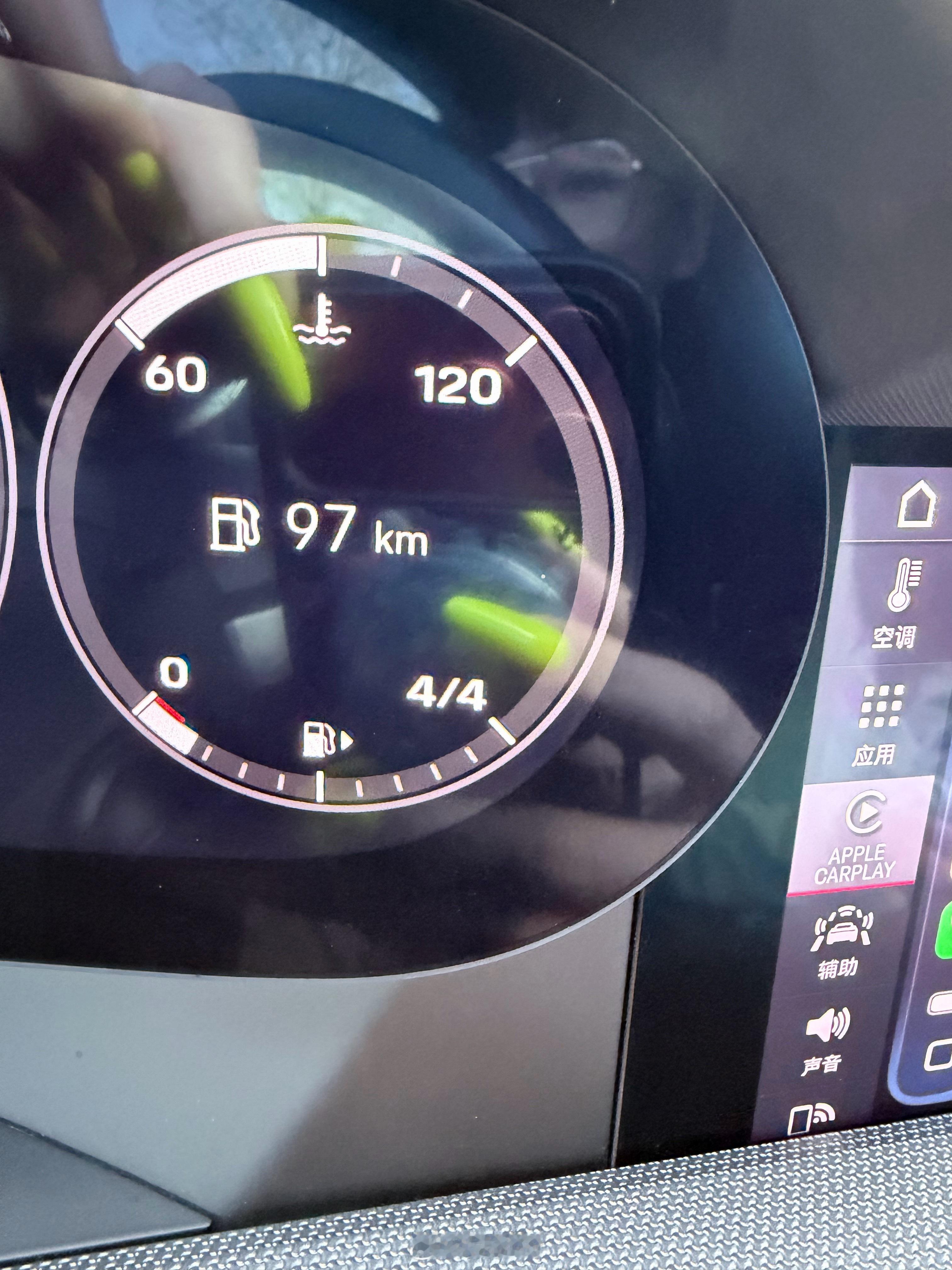 今儿我开亢岳的车 我一看就一格油了我说那我给丫加一满箱98吧加完才反应过来 他这