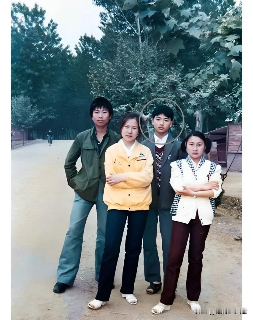 80年代末，四位少年在乡间的马路边拍下一张合影。满屏质朴的乡士气息，青涩鲜活的少