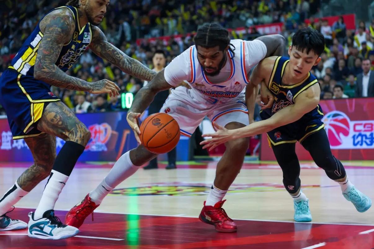 CBA迎来了新一代的武学宗师，他不是别人，正是同曦队的主力后卫乌挺嘉。就在上一场