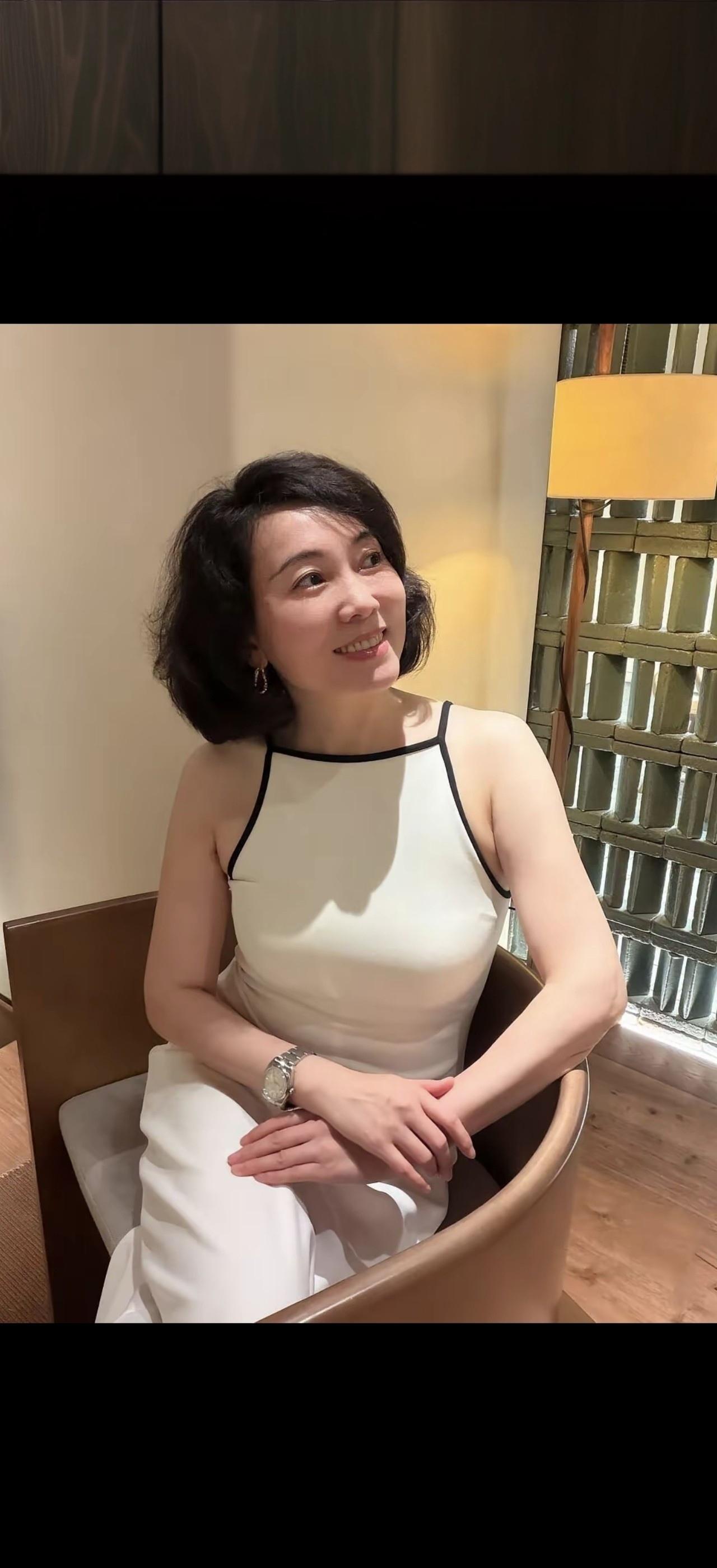 静坐听松风，笑看云卷舒。
