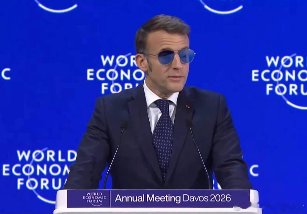 马克龙戴着墨镜亮相达沃斯论坛 