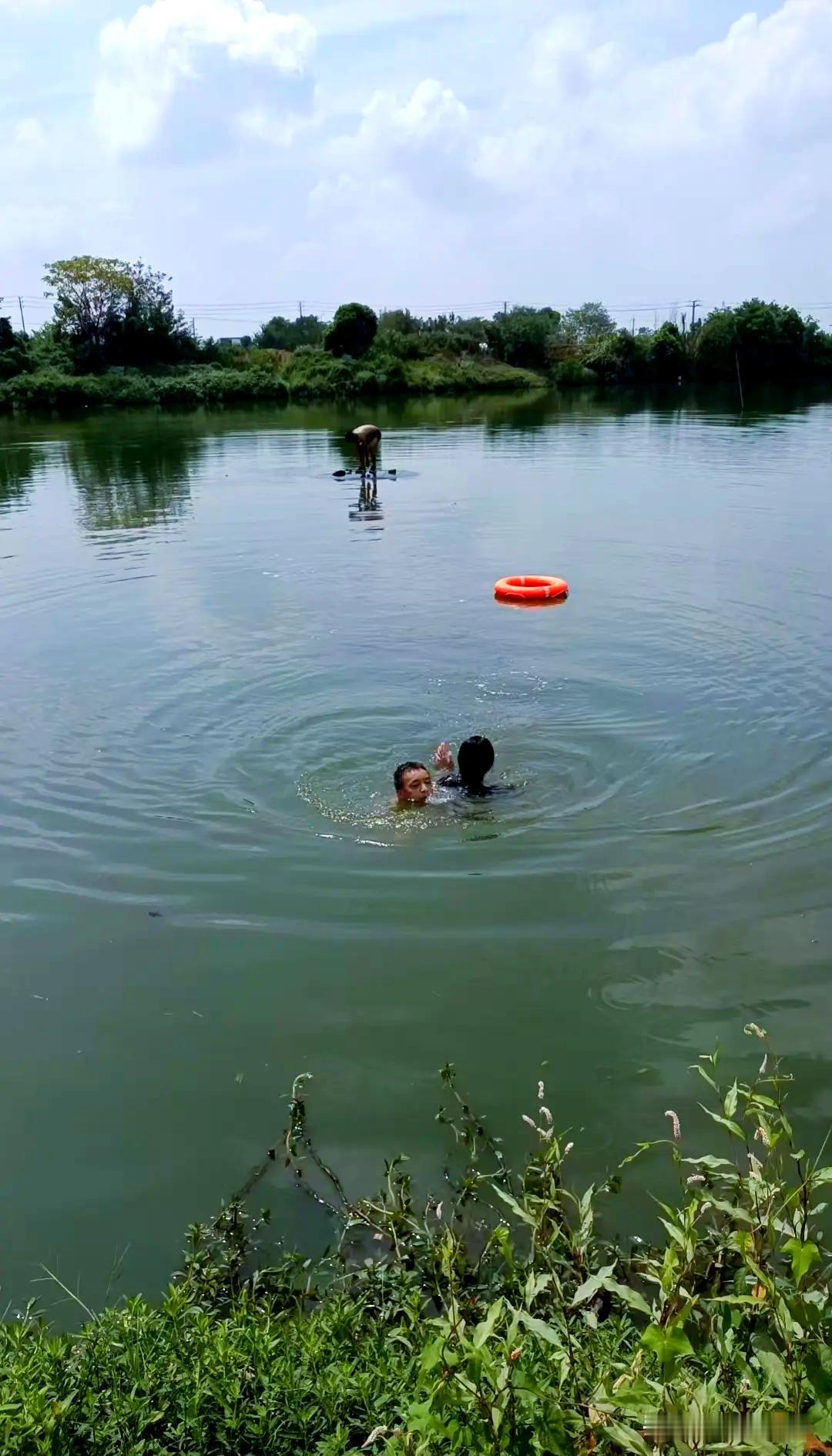 面试途中跳江救人错过求职，善良与规则孰轻孰重？
8月3日，湖南长沙18岁小伙向可