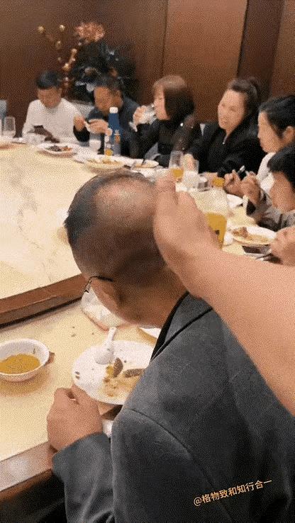 赴宴吃错席，吃了也白吃。
也有蹭席的，不吃白不吃。
前者情可谅，后者不允许。
凡