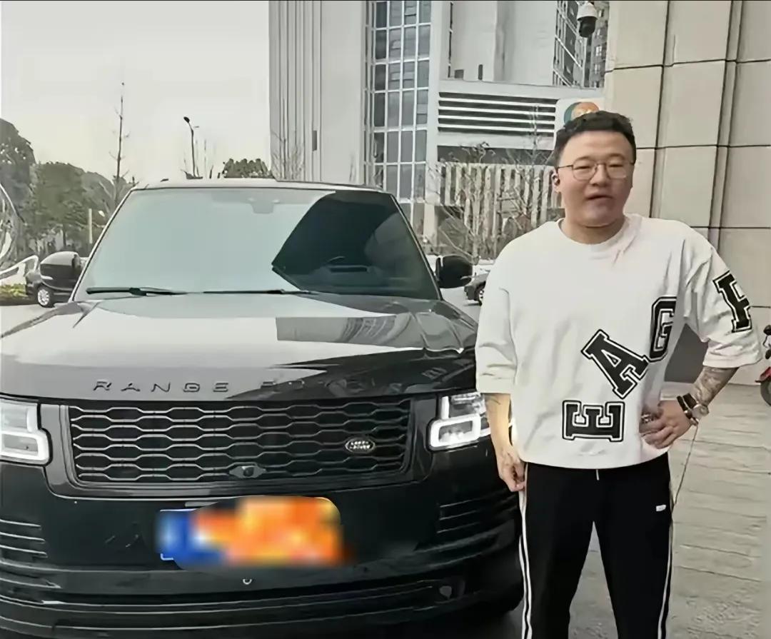 廖景芳竟然在2023年7月27日左右回过老家。这大概是他被抓一年前吧，因为其背后