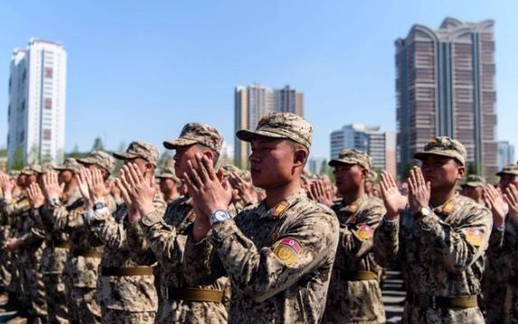 这下朝鲜彻底尴尬了！两名在乌克兰被俘的朝鲜士兵已按意愿移交给韩国了，而这两名士兵