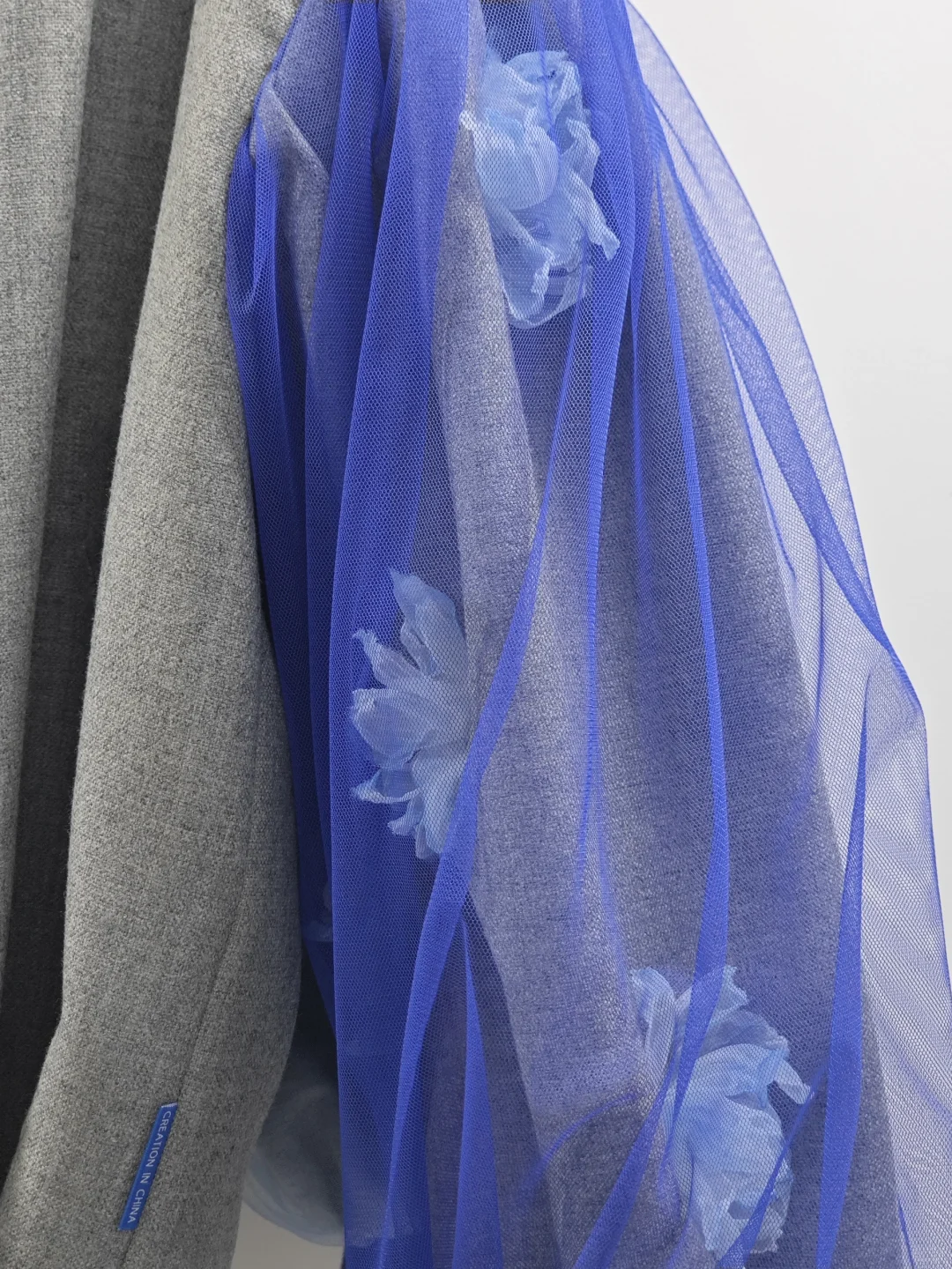 把花藏在袖子裡