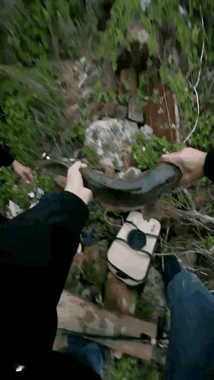 这下好了，
友谊的小船说翻就翻了。