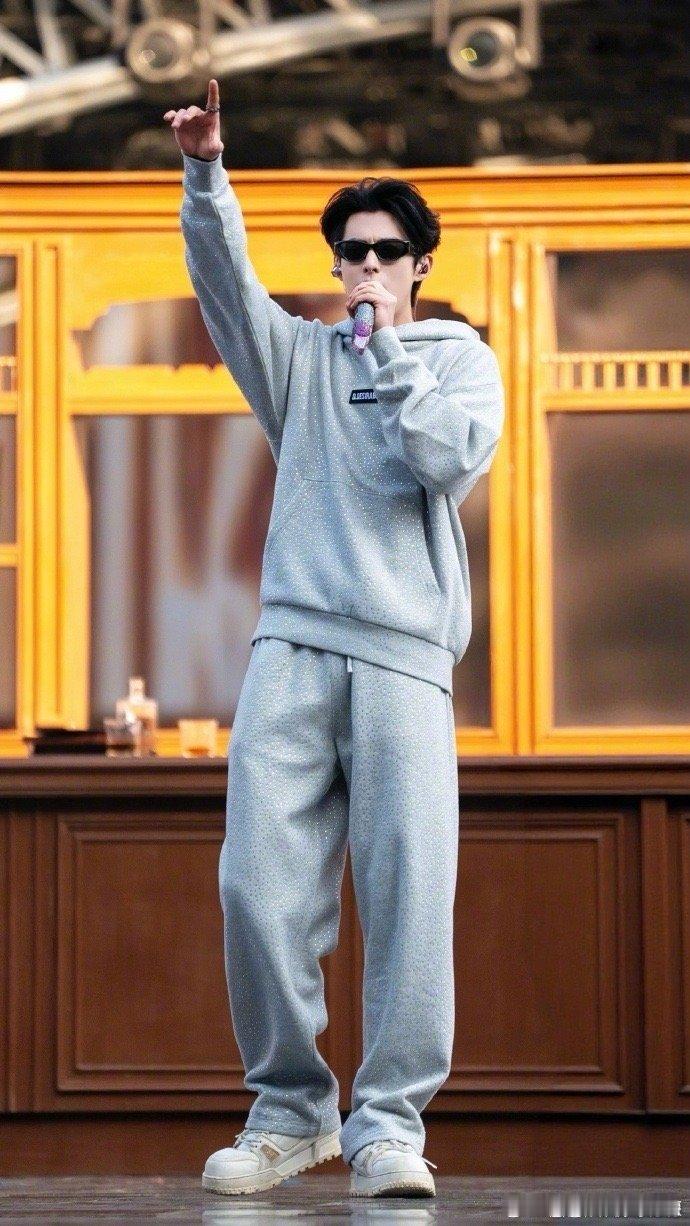 王鹤棣参加央视跨晚 王鹤棣这宝藏帅哥简直惊喜满满。不知道这次他又会用啥新奇方式，