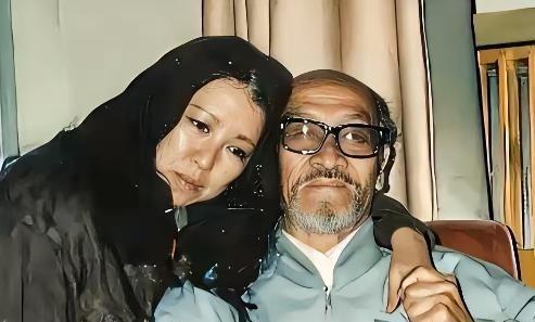 1990年，46岁的 三毛 跑到新疆，和76岁的 王洛宾 同居，王洛宾拒绝和她同