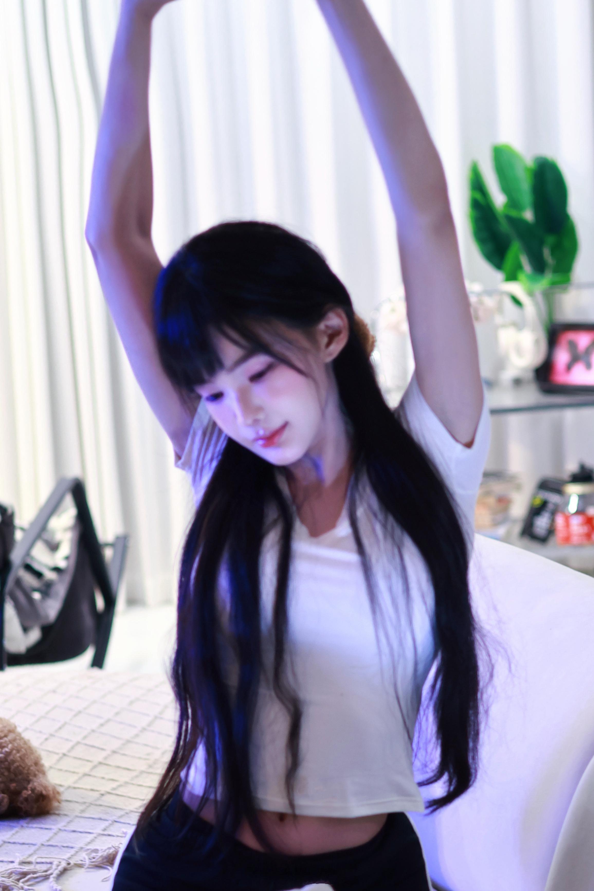 演员陈诗诗  下雨天在家吃蛋糕也很幸福了 