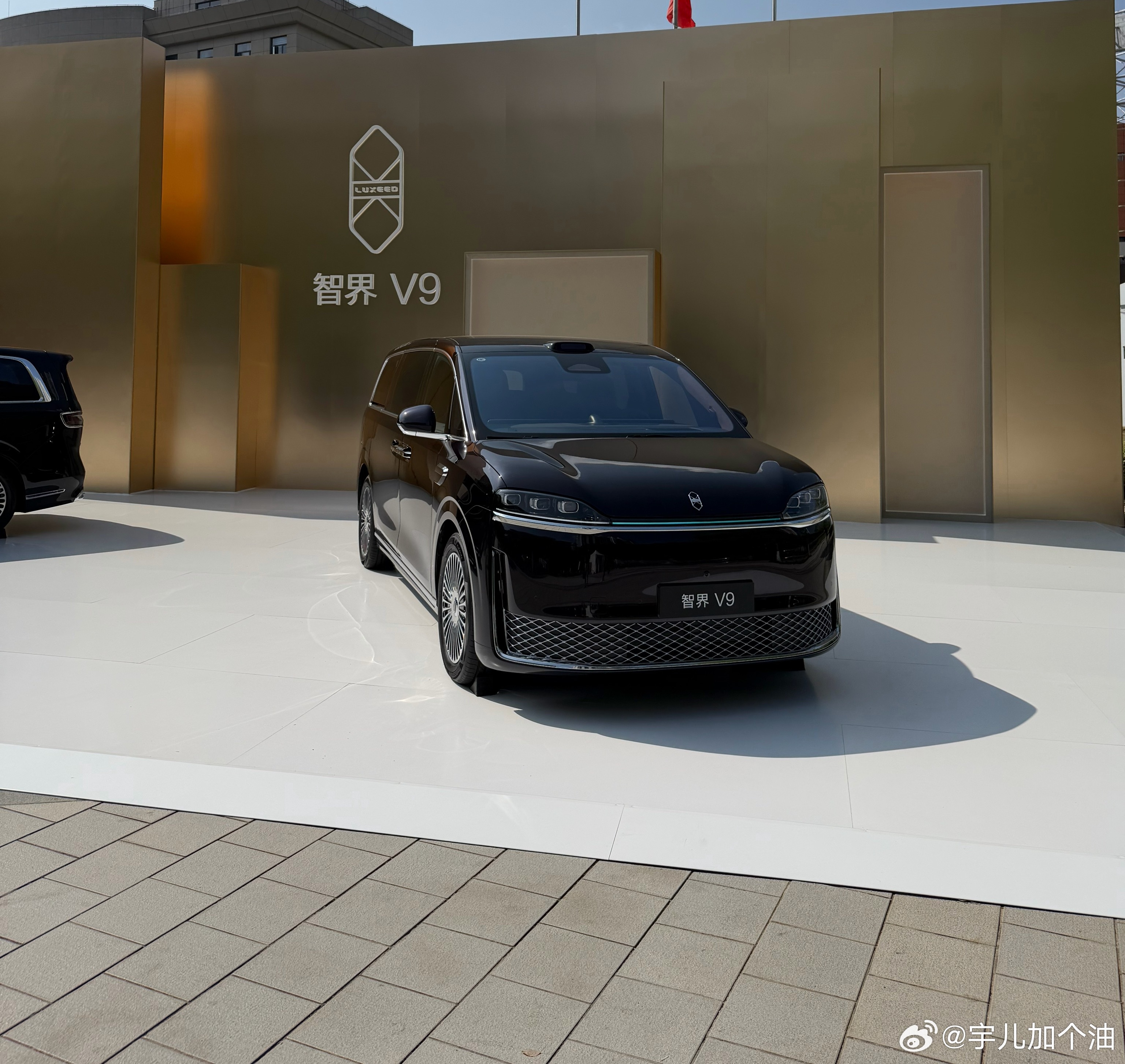 38.98万起！华为首款MPV“智界V9”，6月开始交付尺寸上绝对是大型MPV，