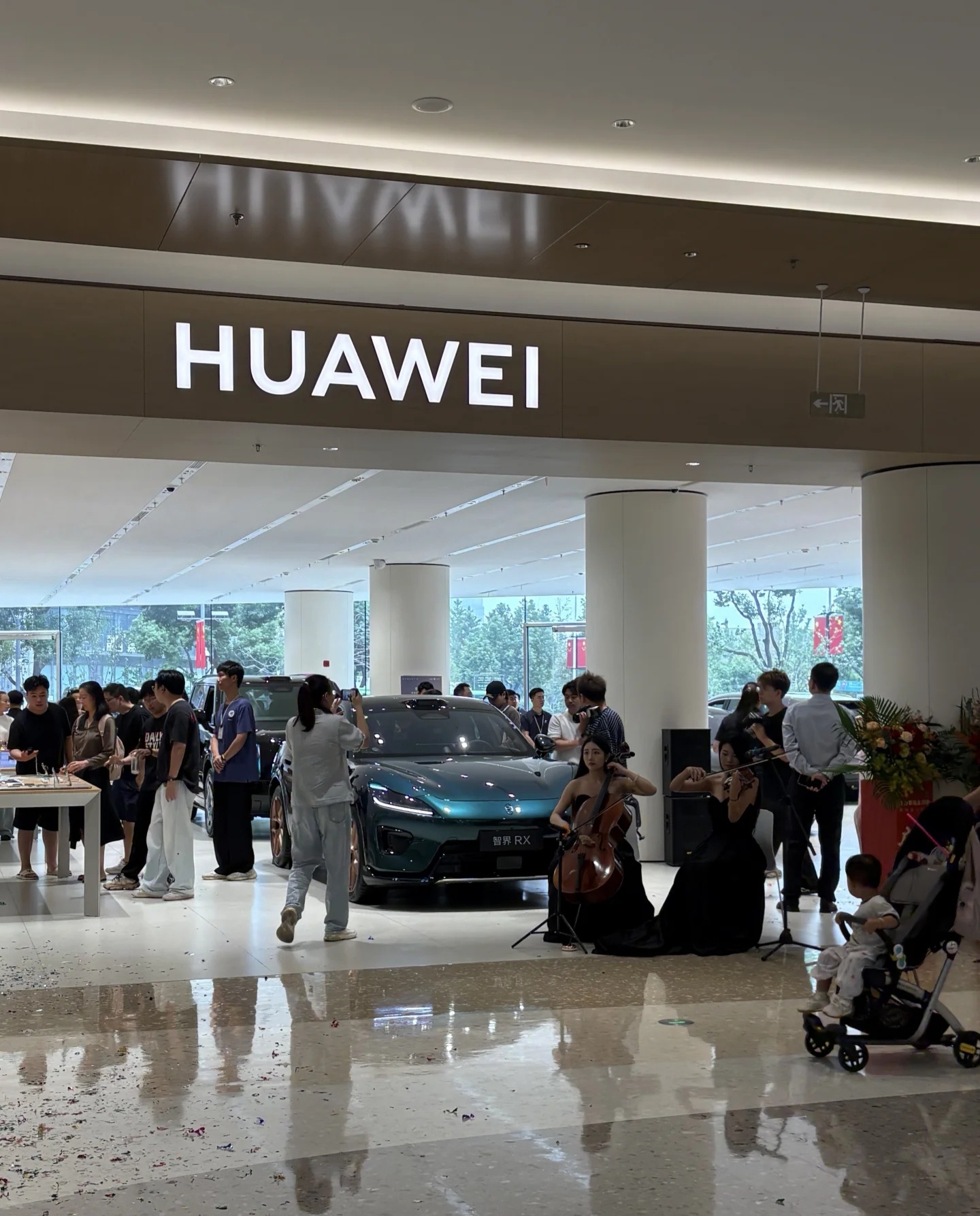 万象城路过华为店Mate90proMax/典藏版，RS 都没货[裂开] ​​​