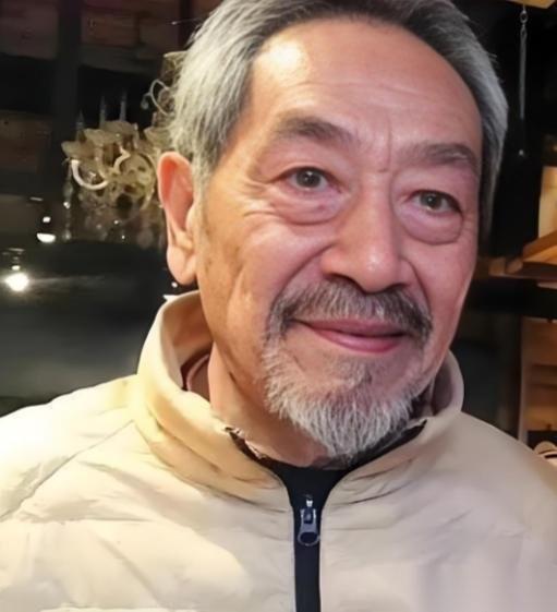 现如今，王奎荣已经80岁，妻子饶芯语43岁，家中还有两个正在读小学的娃。
平时在