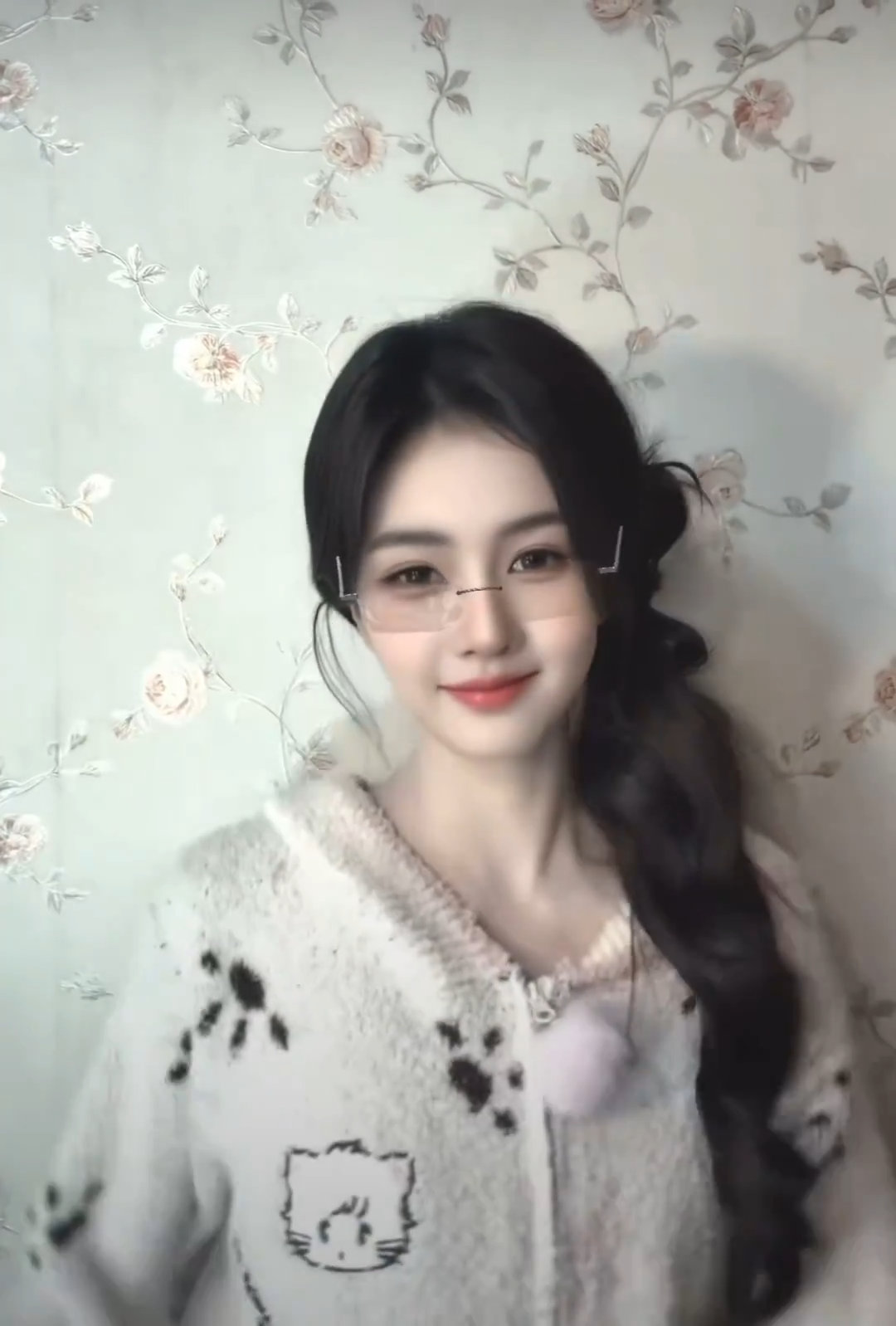 白鹿甜妹手势舞上新 白鹿甜妹手势舞上新，超萌白梦妍女士~ 