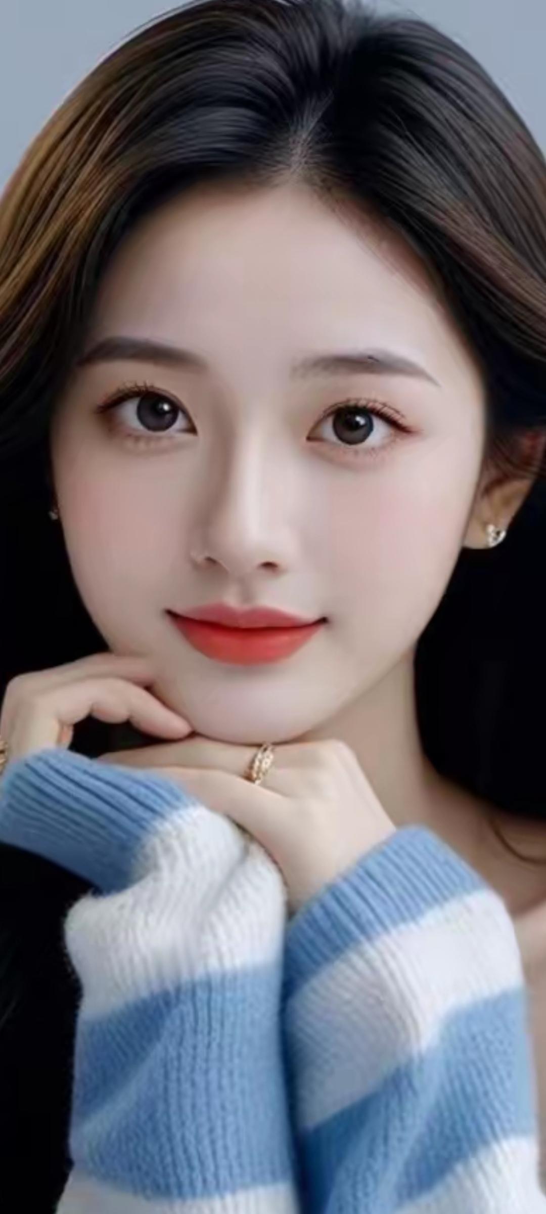 冬日暖阳下，甜美少女轻抚下巴，温柔动人。