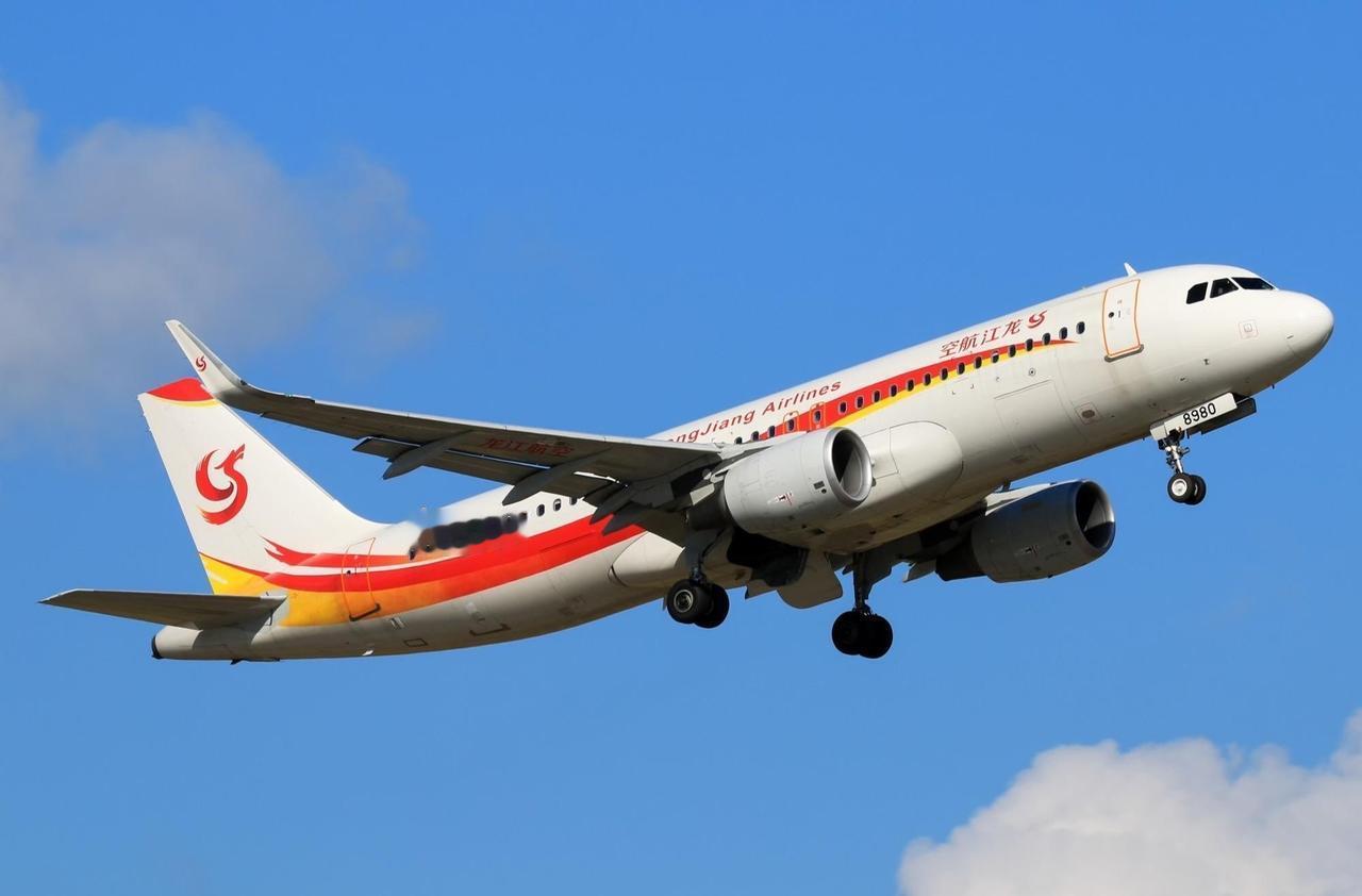 【航班大面积取消、合并、大改小，背后真正原因是什么？】

近期，出行的朋友应该都