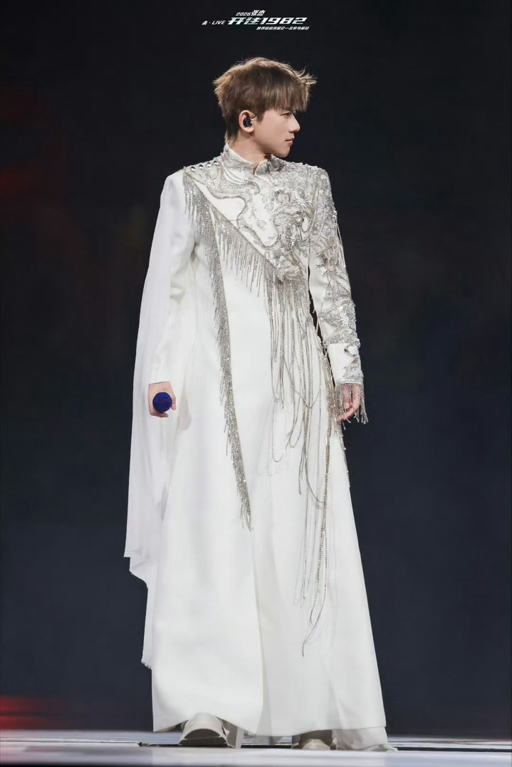 张杰鸟巢演唱会主动更换视线遮挡区 好多星星说张杰给演唱会座位有视线遮挡的歌迷们主