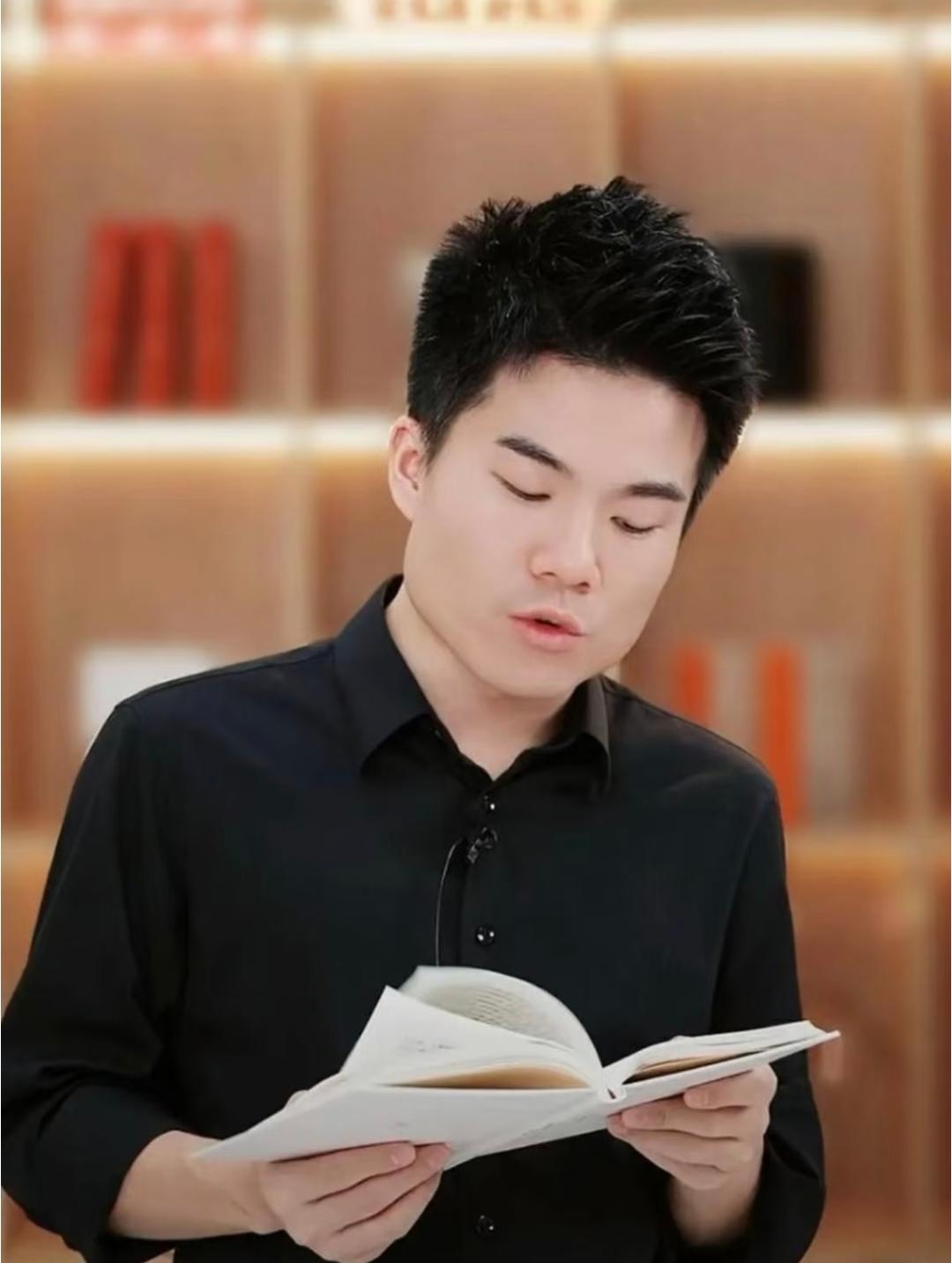 董宇辉如何成为国内顶级电商主播?
直播圈那么多主播，为啥只有董宇辉站稳顶流？
真