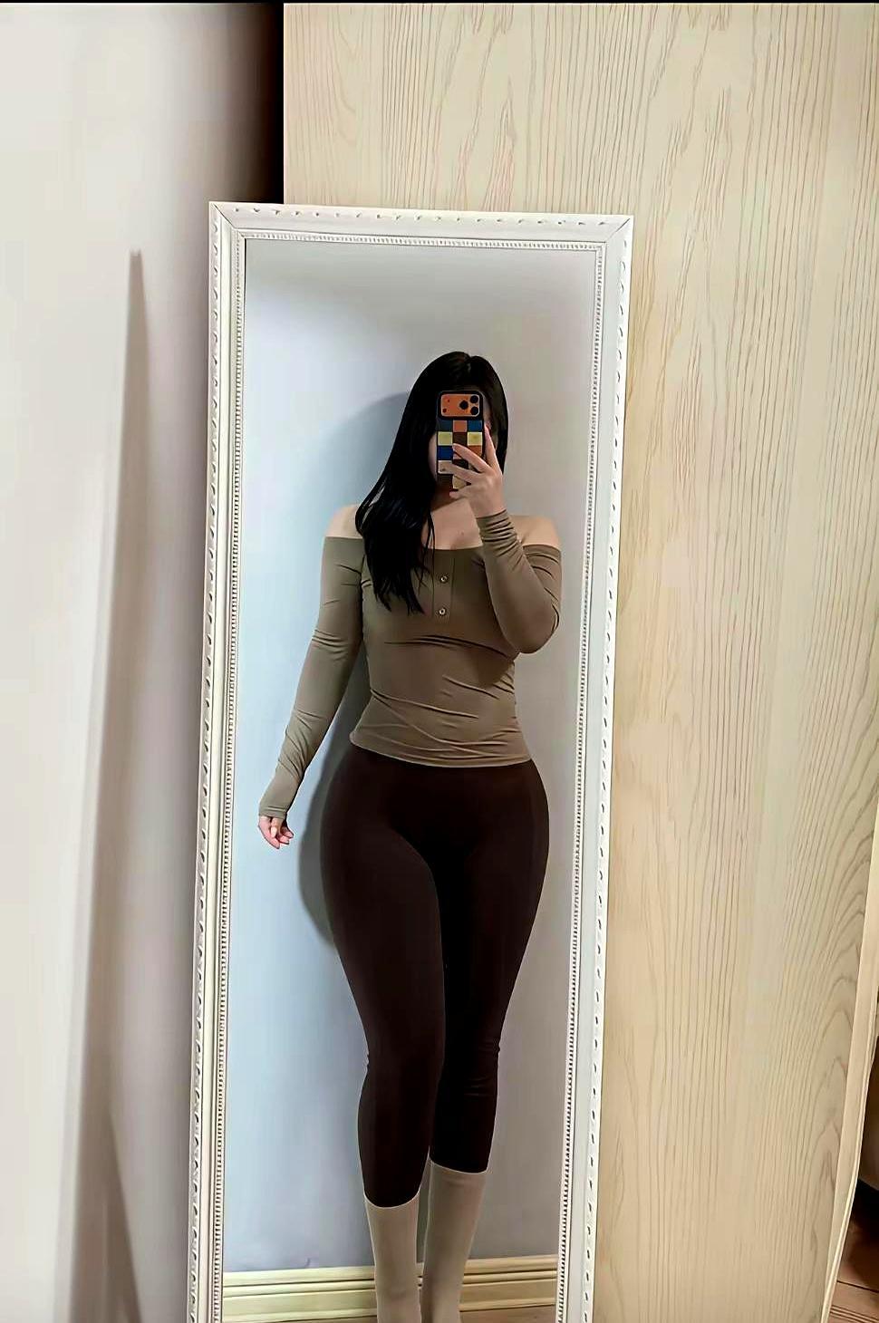 春天？不，是微胖女孩的时代终于来了。
 
别再拿“遮肉”当借口，大地色一上身，驼