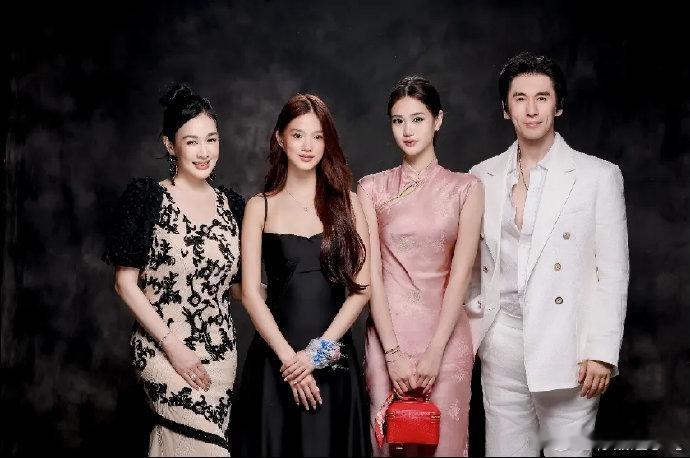 钟丽缇3个女儿均已改姓张钟丽缇为二女儿张思捷举办的 18 岁成人礼上，皇冠加冕的
