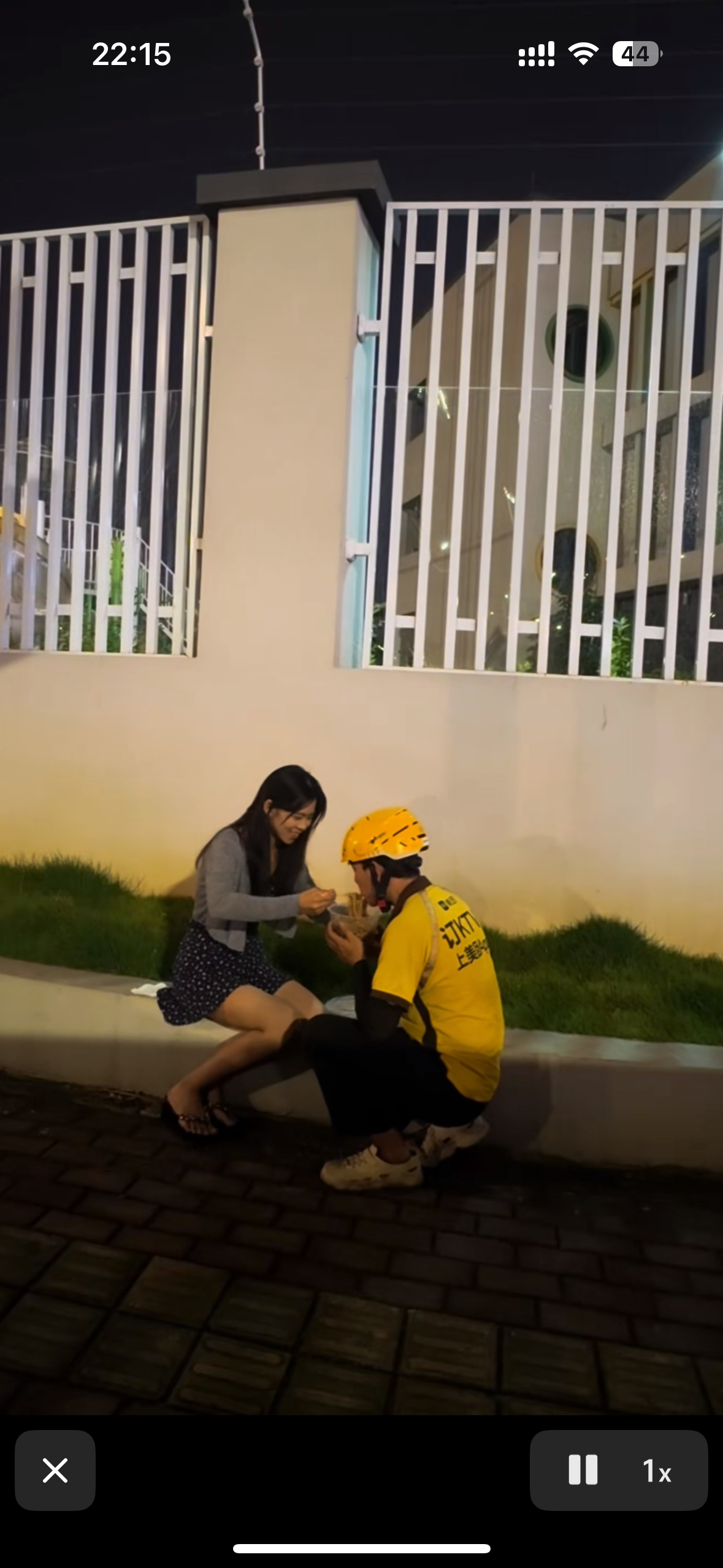 夜色下 有对幸福的情侣🧑🤝🧑爱情的样子