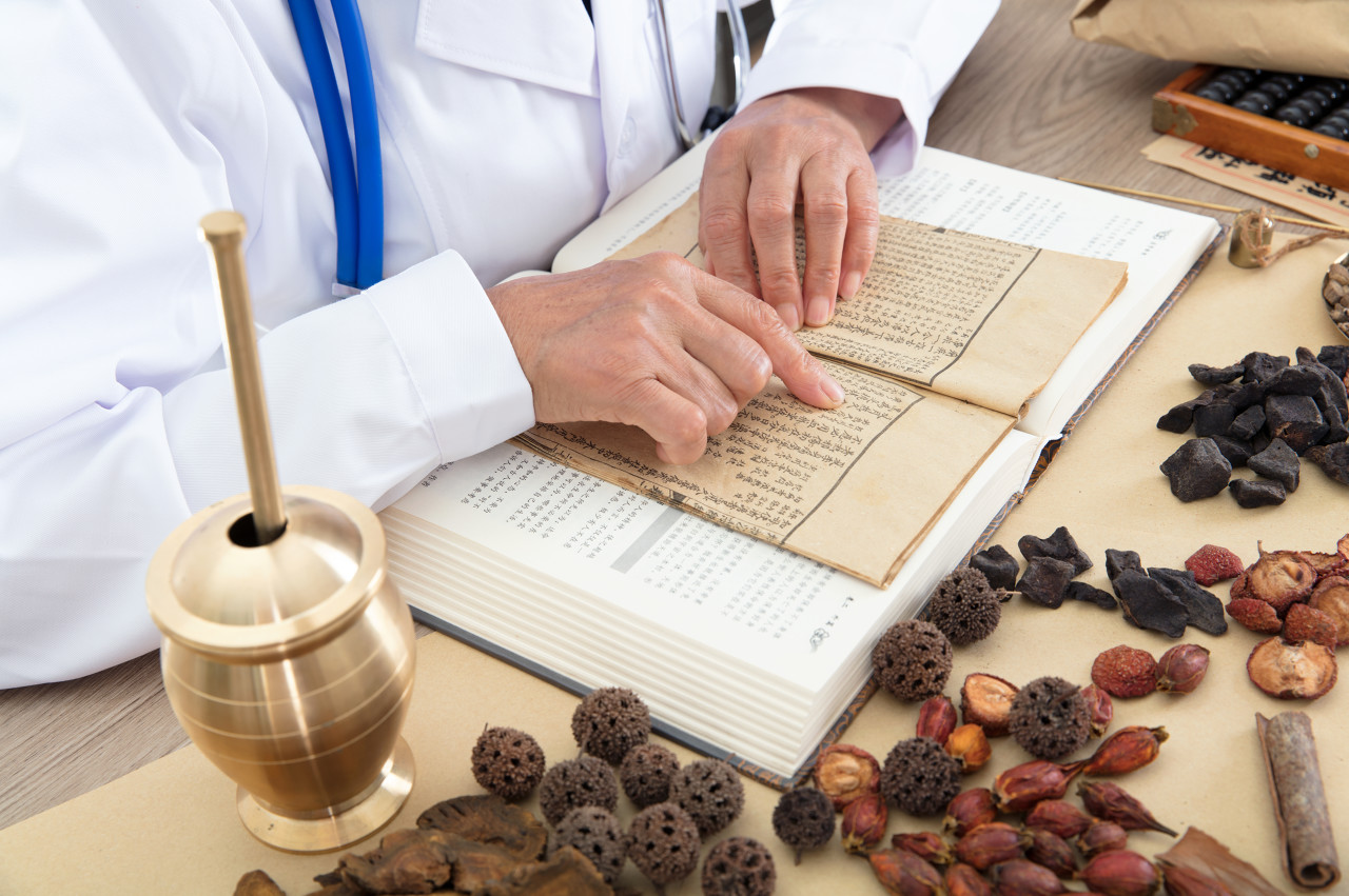 全自营不加盟！中药膏剂客户复购率达80%，郭氏兄妹携誉研堂勇闯港股|港E声