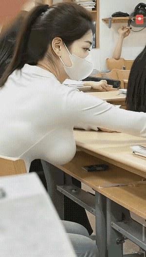 静听书声起，墨香满座中。