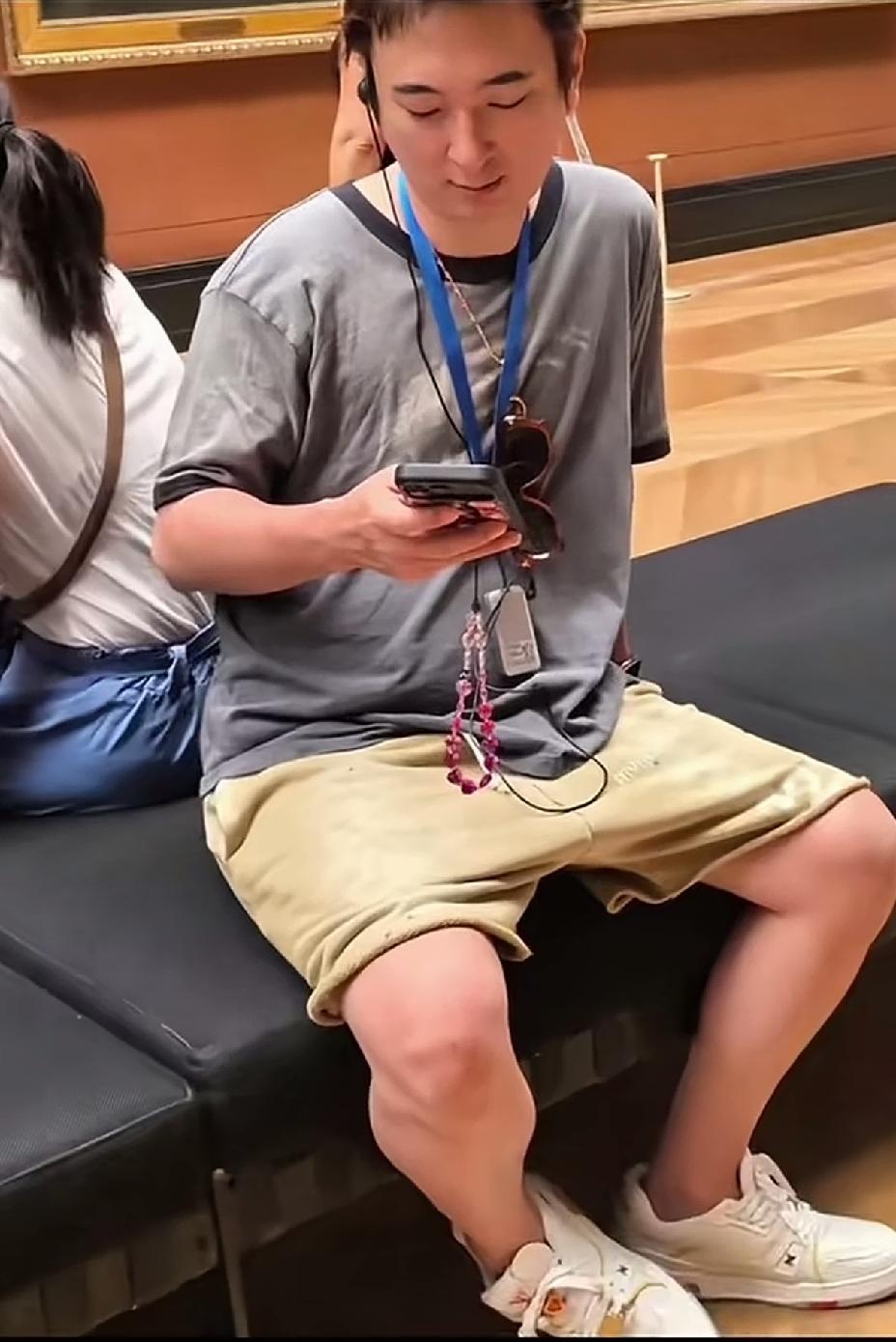 王思聪穿的衣服都是名贵的吧，给人的感觉也是普通人穿的一样，几十百来块钱的衣服。
