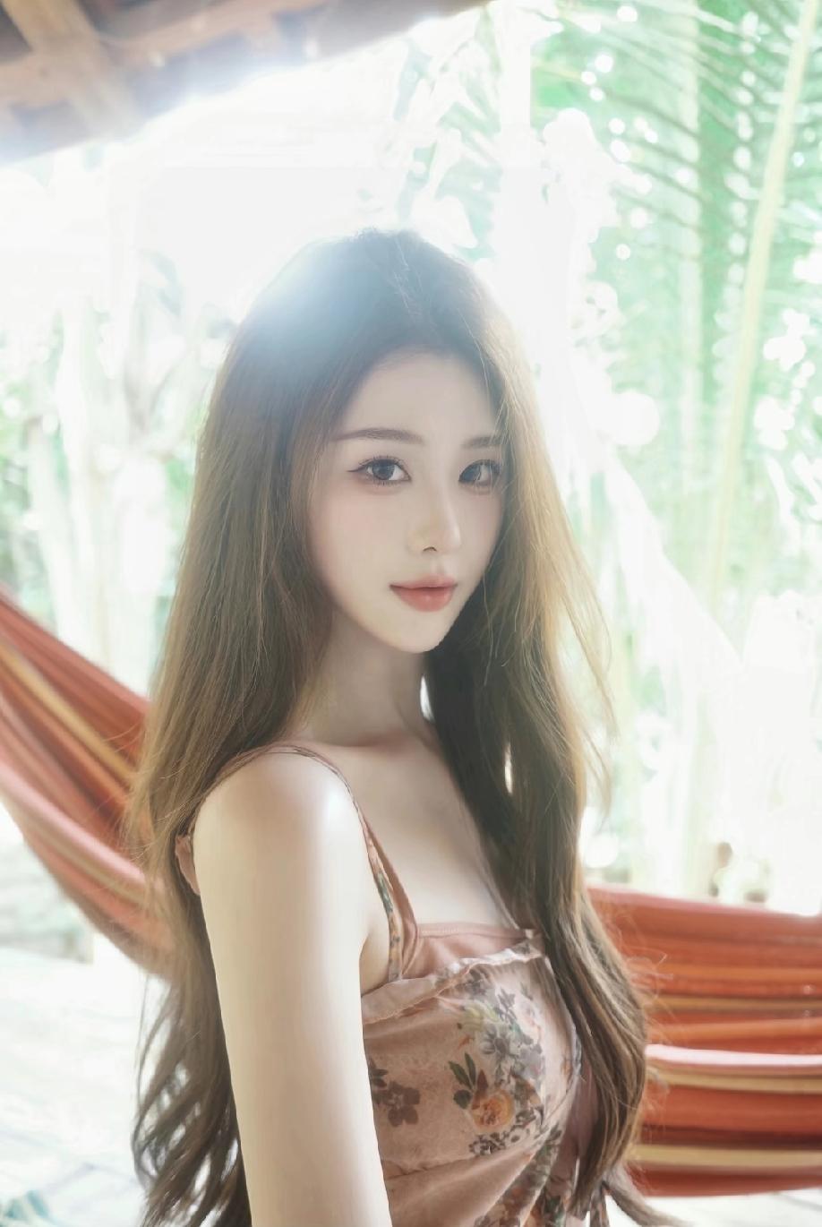什么样的女孩能被称为美女，这还真没有统一标准。
从外在看，有人觉得身材高挑、皮肤