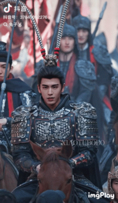 有网友说张凌赫有点像……县城起小电驴的鬼火少年，觉得自己很酷炫