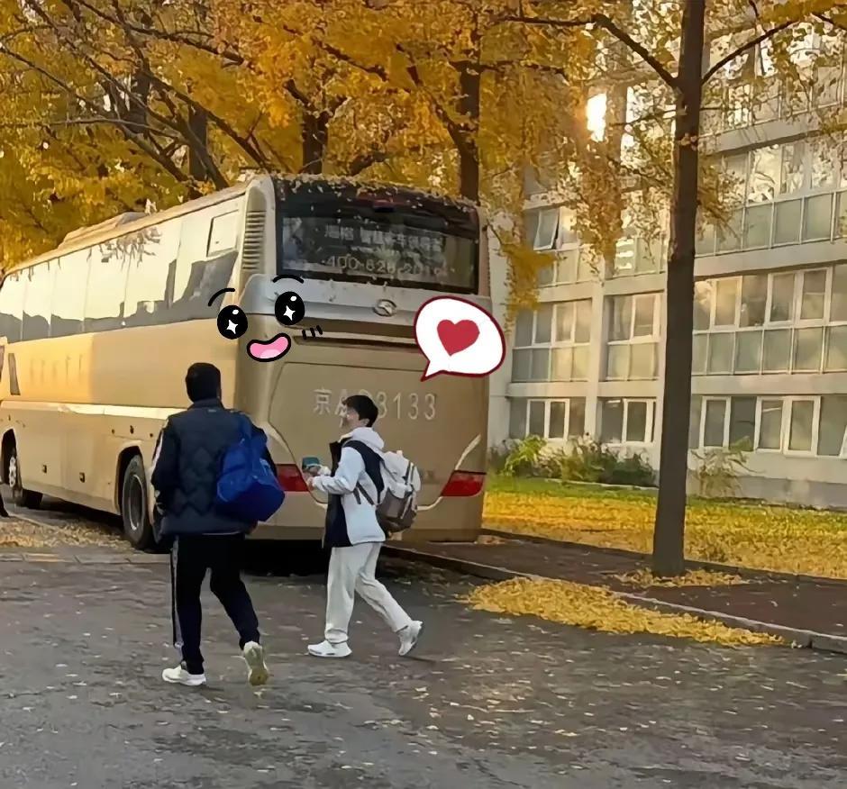 喔吼，莎莎终于出现了，还是一身白衣服。眼尖的网友一下，就看出了问题！


北京什
