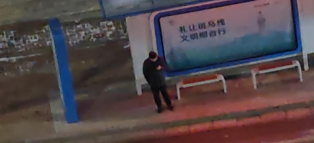 日出不问，赶路人，寒冷挡不住低头族
        2025年12月27日6:3