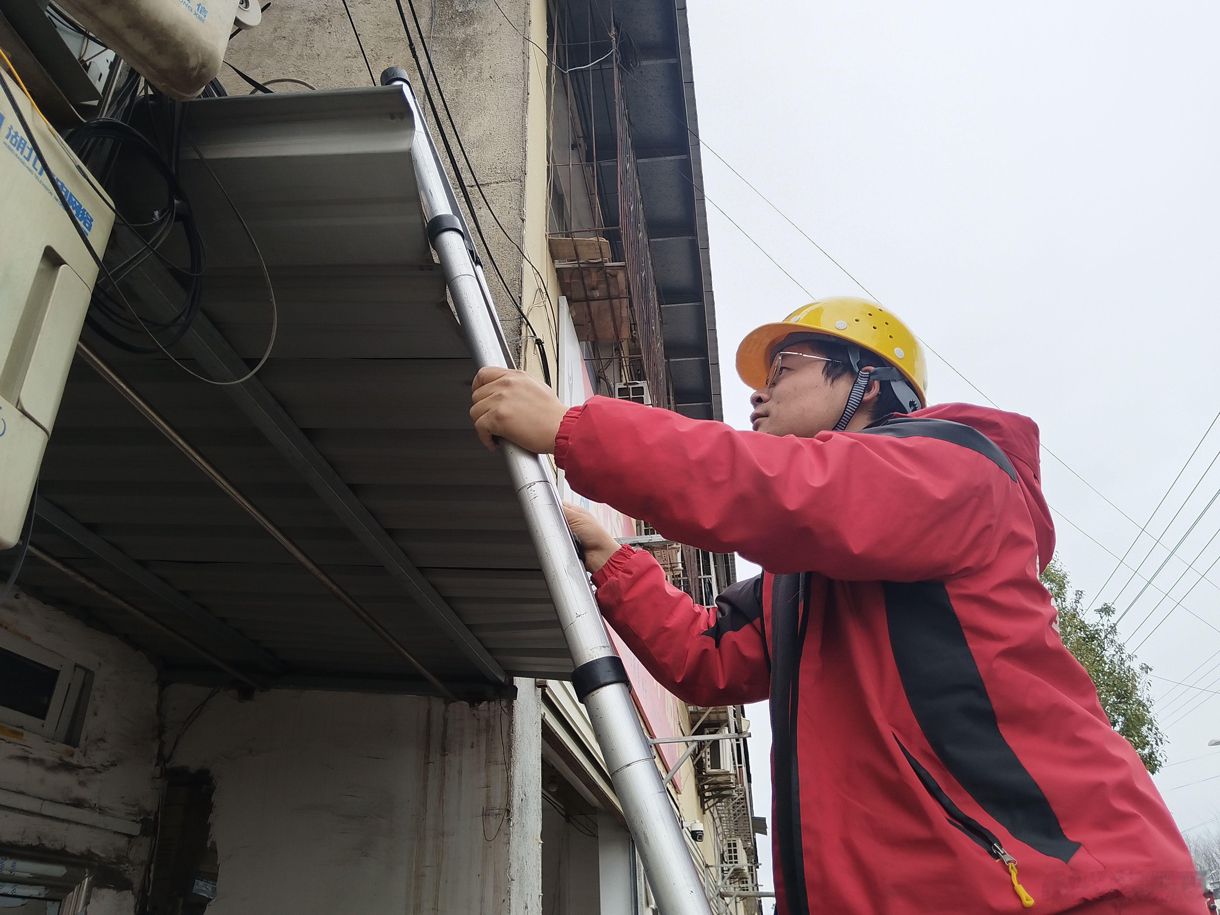 "想起前二天爸妈在电话里说村里好几家都装了网，是啊，咸宁老家的宽带该装了。拨通联