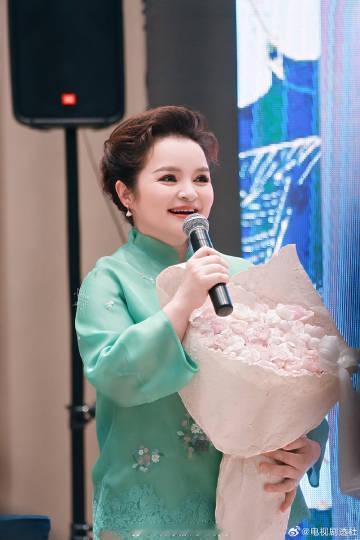 吴碧霞万妮达跨界合作曝吴碧霞帮唱万妮达国家队实力唱将吴碧霞老师，说唱界实力歌手万