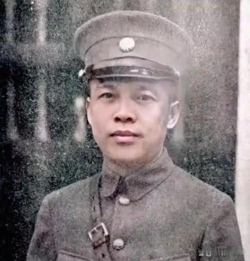 1941年12月，国民党一级上将陈济棠夫妇乘坐飞机，去往重庆。路途中一个带狗的女