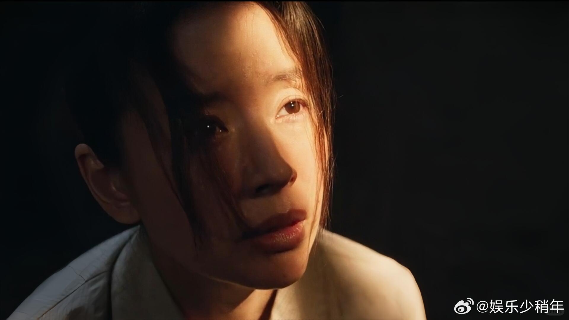 不要低估一个老师对学生的影响隐身的名字最戳我的就是那一次握手，对任小名来说，那是