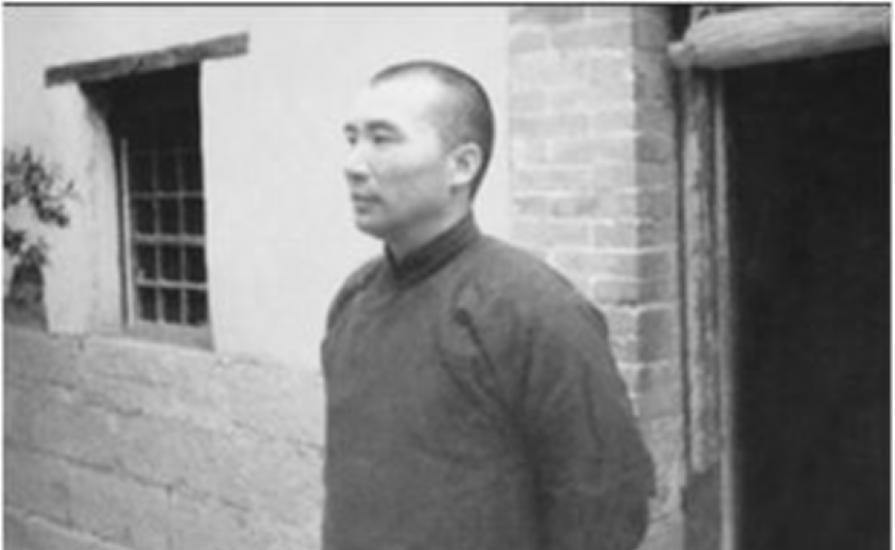 1935年红军师长被王耀武俘获，仅穿破旧布衣草鞋，还随身带着一个破瓷碗
1935