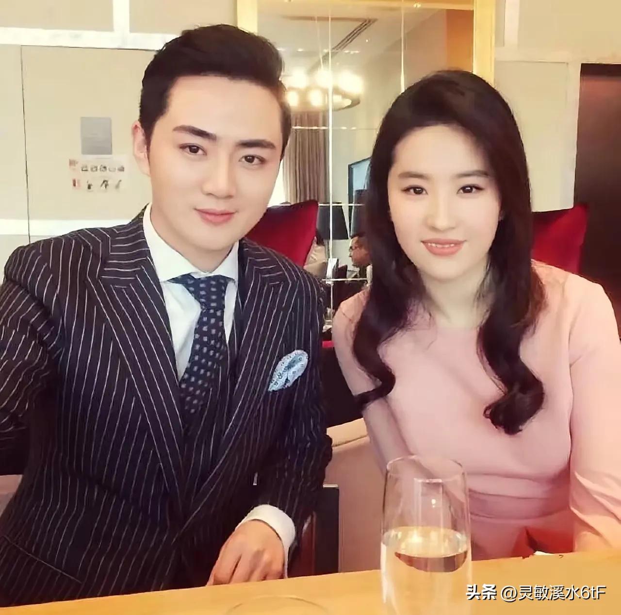 这张照片定格在2015年《夜孔雀》启动会现场，刘亦菲与余少群的同框勾起满满回忆。