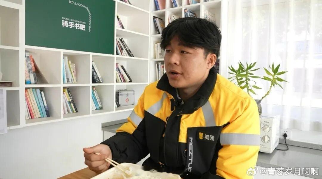 宁波慈溪骑手寒夜救人温暖整座城 近日，宁波慈溪，气温近零度，外卖骑手赖彬枫送单返