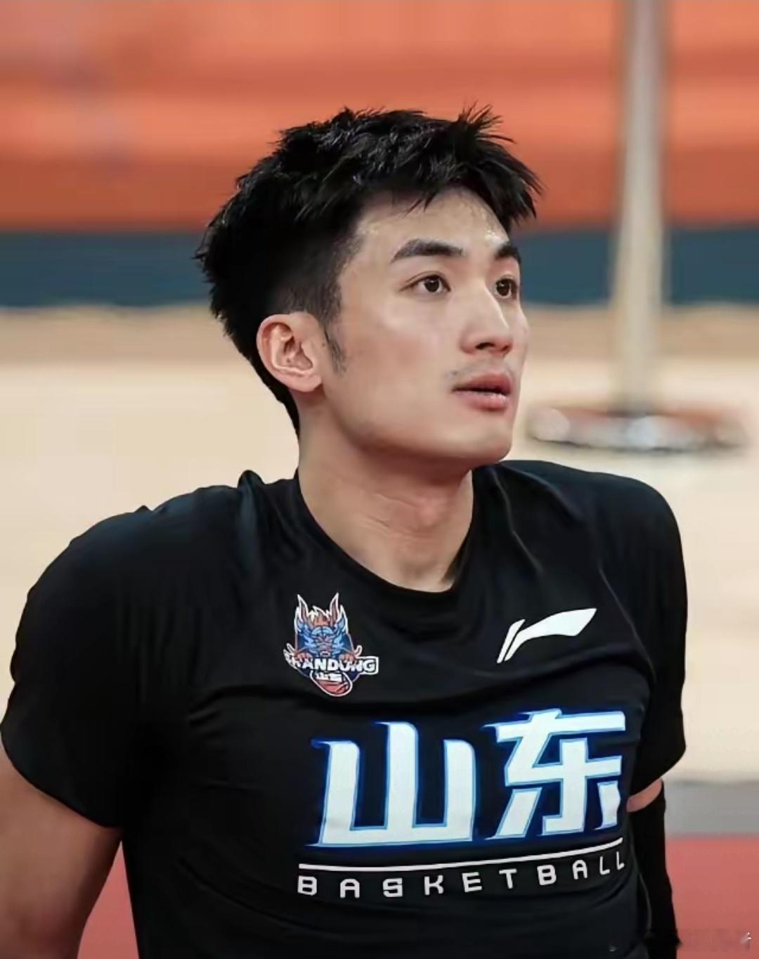 于德豪按理说山东男篮不会给他续约了。但作为杜峰干儿子，邱彪指导不管去哪都会带着他