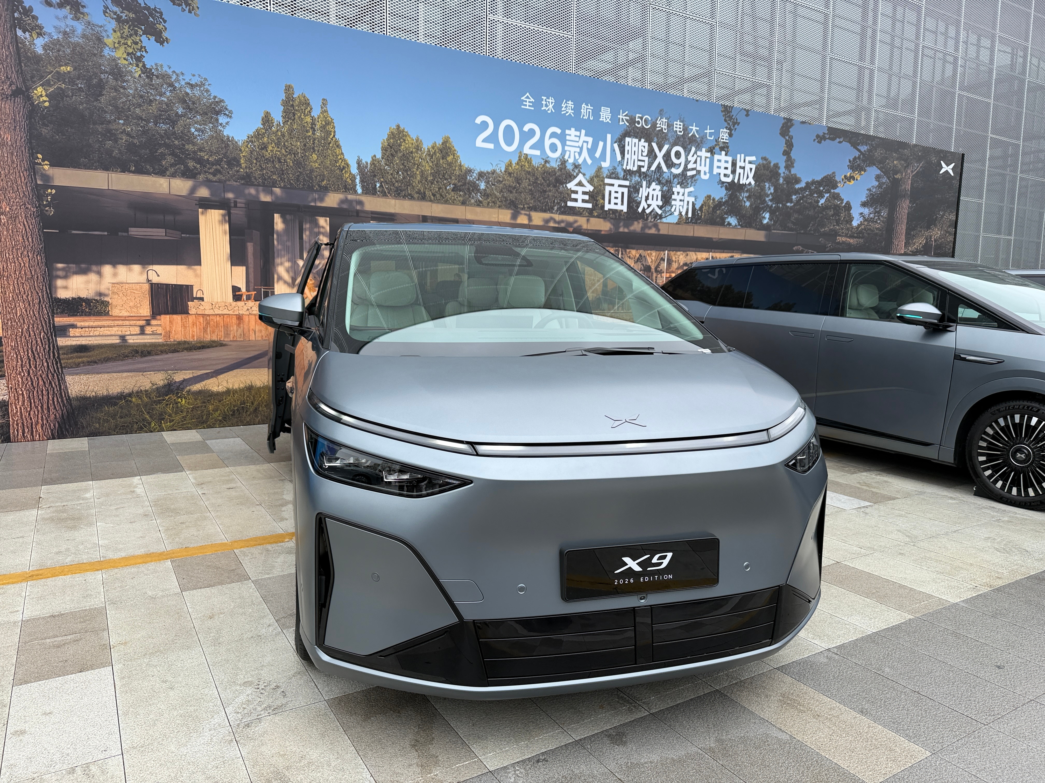 过去智驾是极客玩具，得懂技术还得提心吊胆。如今小鹏第二代VLA彻底破圈——不玩L