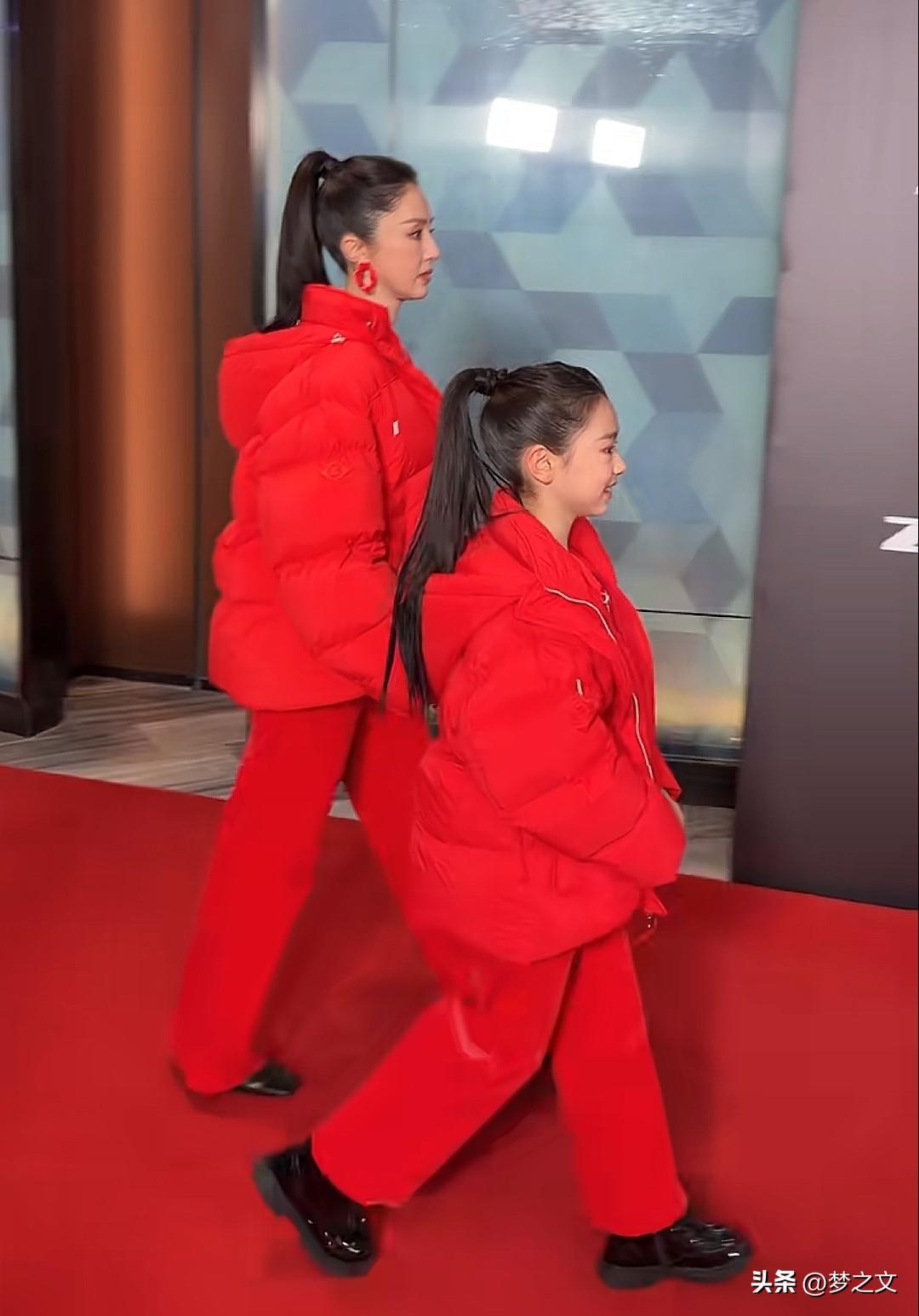 董璇和女儿小酒窝这身新年亲子穿搭，把喜庆氛围感和高级时尚感完美融合，亮眼又格外温