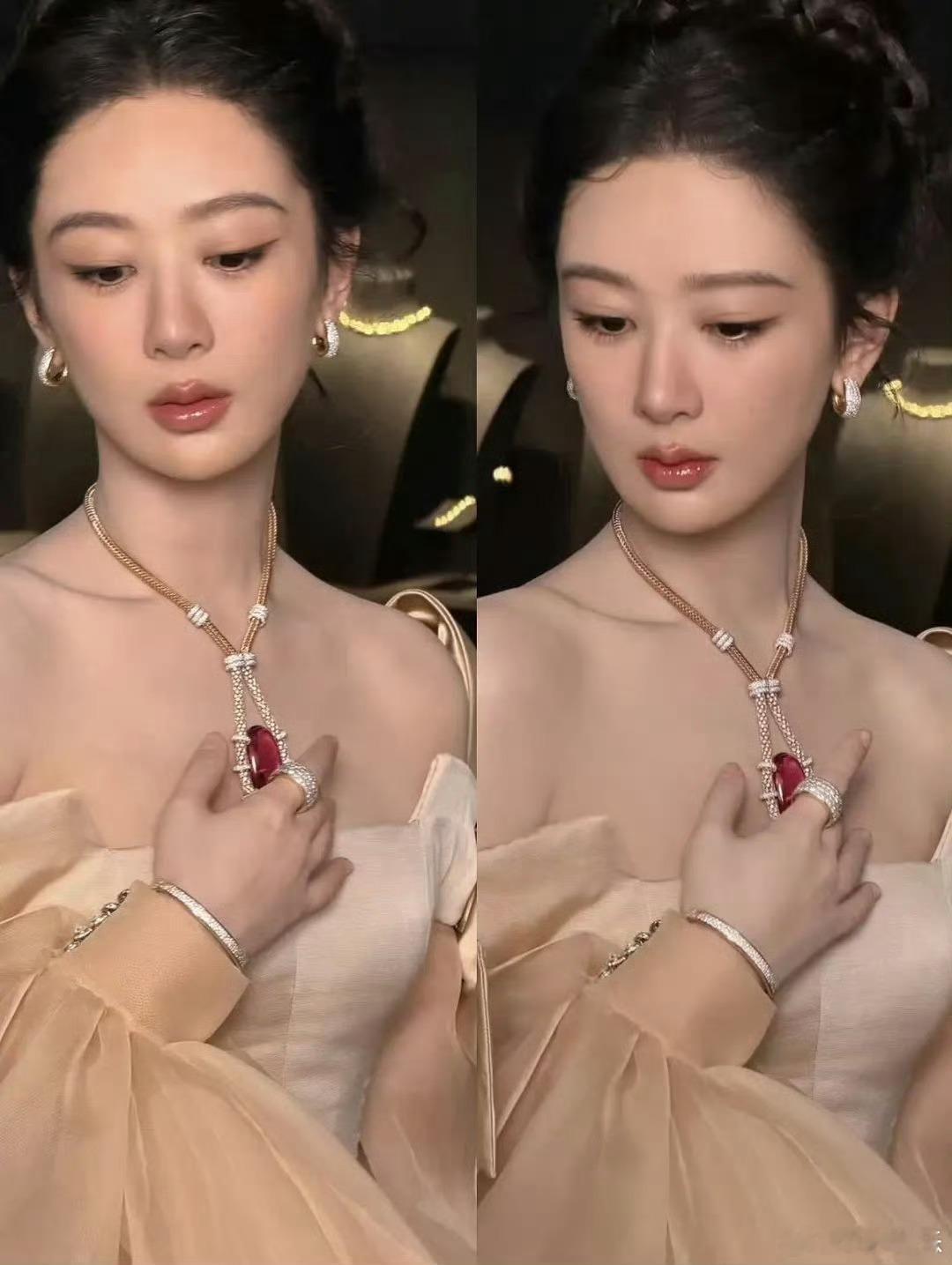 杨紫蝴蝶结泡泡袖高定谁懂这一身的含金量啊？蝴蝶结+泡泡袖+超长拖尾鱼尾裙，梦幻感