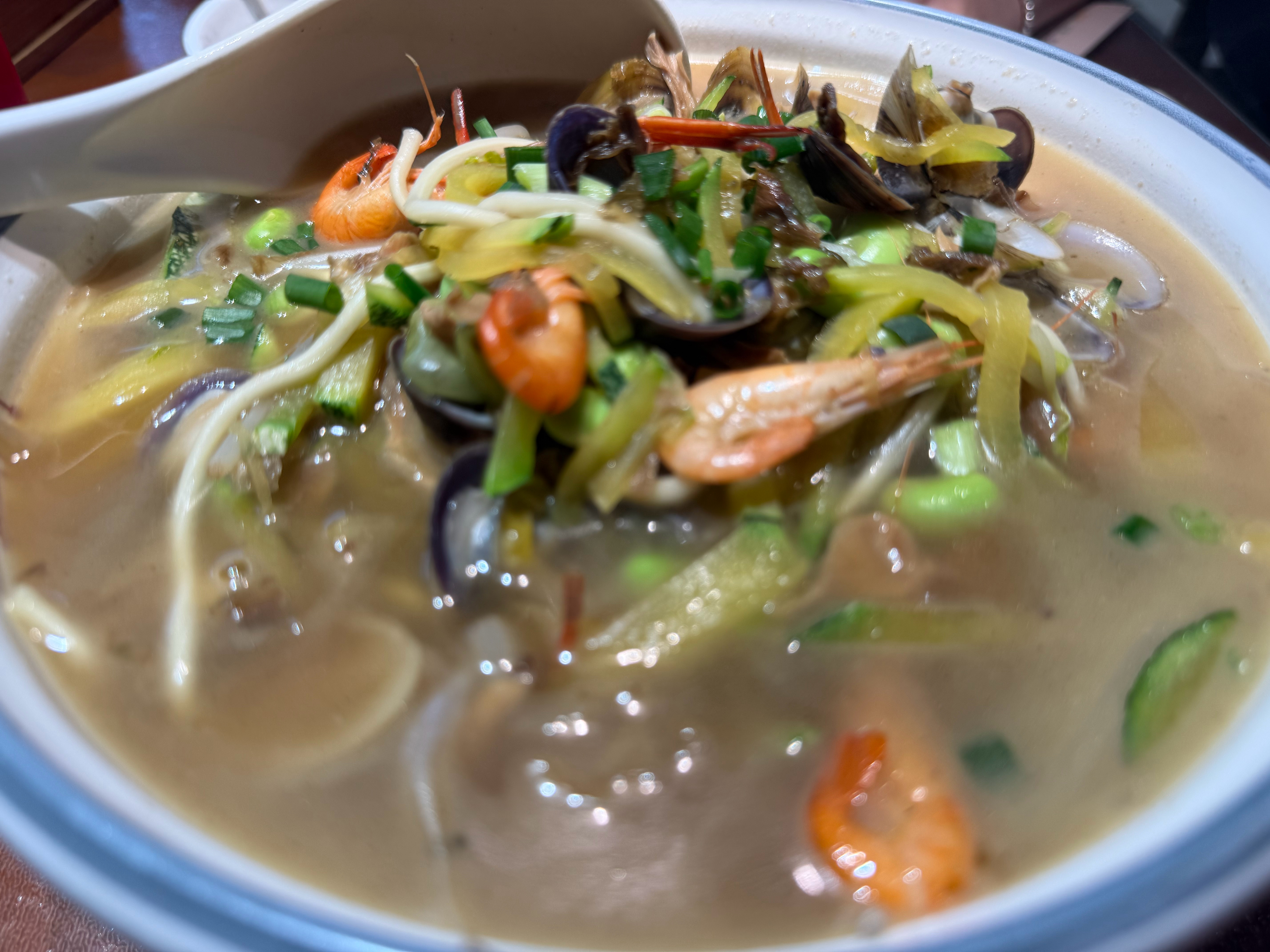 忙碌的一周又结束啦，今天是简单的晚餐，我喜欢的河虾面🍜，先拍图再开吃😂 