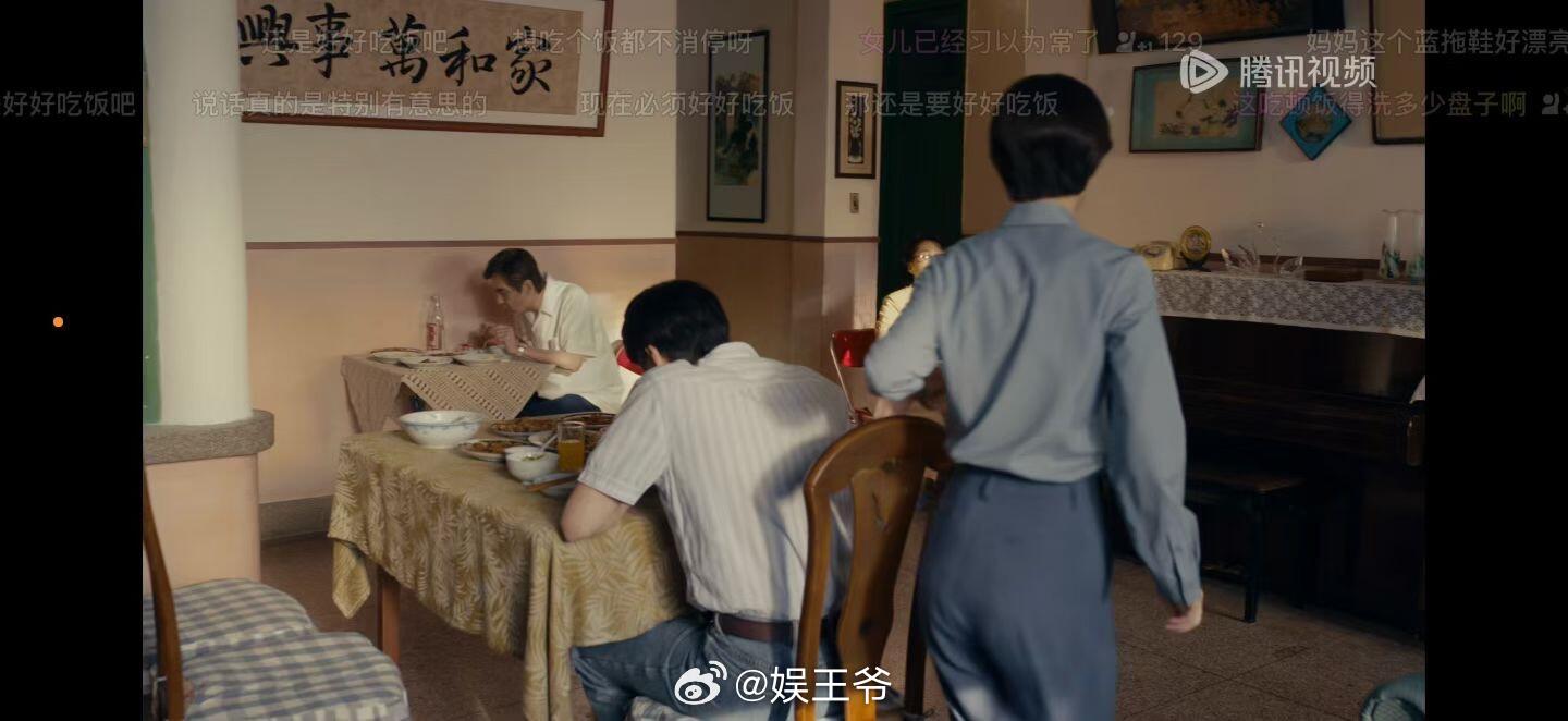 四个人三张桌子吃几个菜小城大事，好看！四个人吃饭三张桌子爸爸一张，妈妈一张，我好